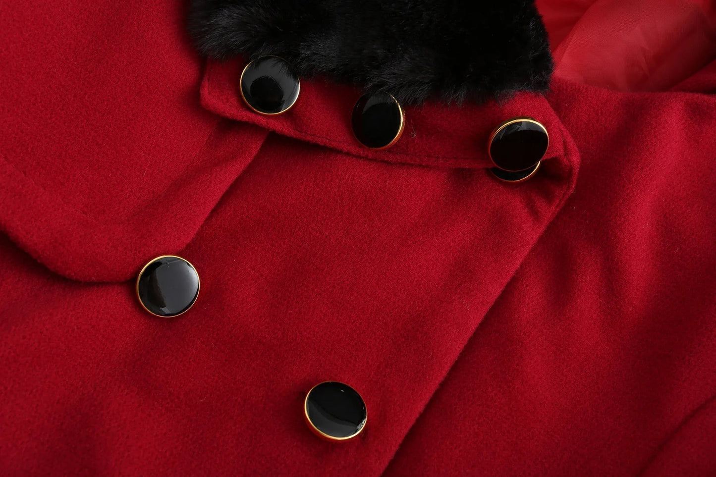 Dames mantel met dubbele rij knopen en gevoerde kraag – klassiek en warm
