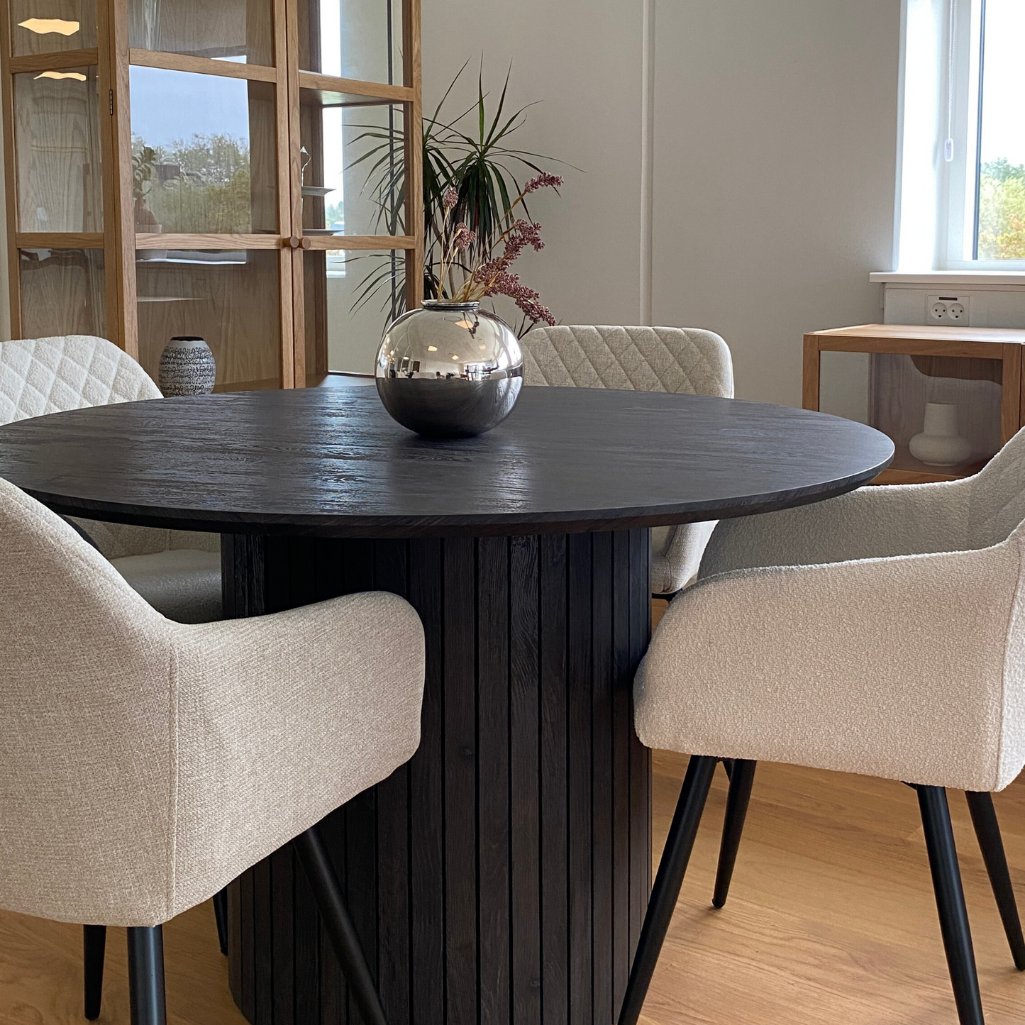 Milas ronde lamellen eettafel - Ø120 cm - Gerookt eikenhout met kolompoot