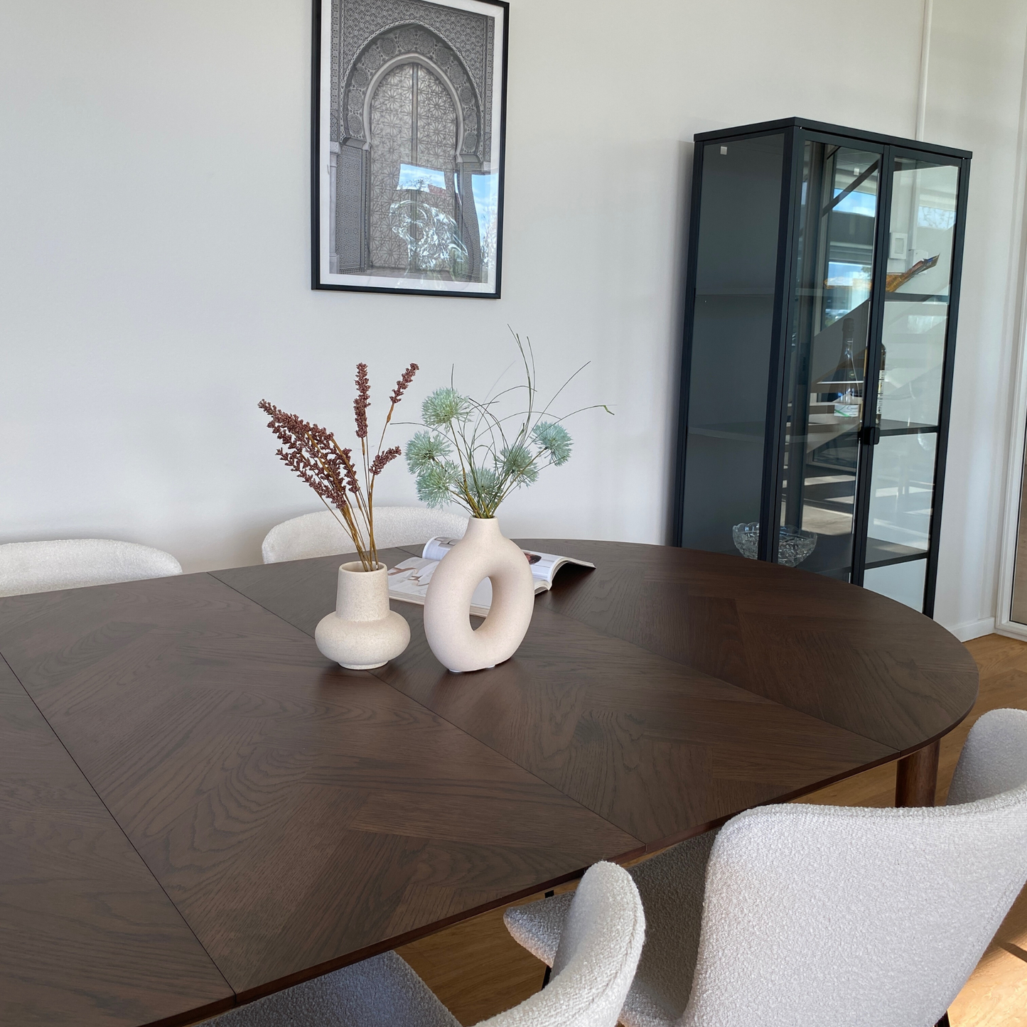 Maggie - Ronde eettafel met visgraatpatroon in gerookt eikenhout met uitschuifbaarheid 120/160/200 cm - Inclusief 2 Verlengbladen