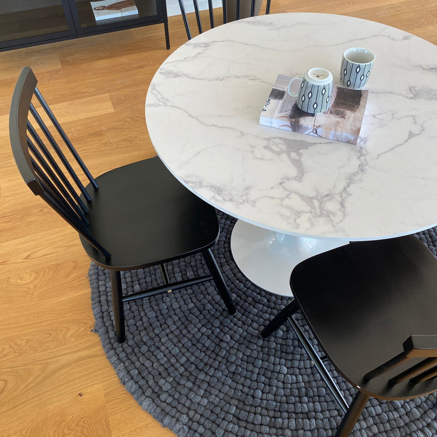 Zander - Ronde witte marmer-look eettafel met trompetvoet - Ø100 cm